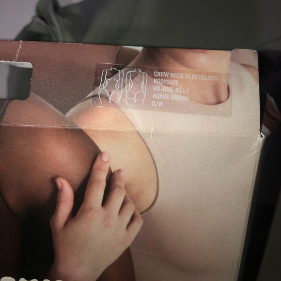 SKIMS Essential Crewneck Sleeveless Bodysuit - Picture 9 of 9